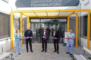 Razrez traku od leve proti desni župan Občine Piran, driektor ZD Piran, direktor LUMAR IG 2